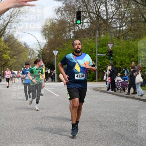 12.04.2026 - 45. Internationalen Wilhelmsburger Insellauf J. Mangold http://msf.ph/oto/9514470 12.04.2026 13:11:48 Ziel 4193, 3643, 5525, 5403, 2084, 5772, 3733, 4730, 3969, 3055, 4664, 2396, 3079, 3138, 5402, 2136, 4683, 5640, 4480, 4987, 2445, 4930, 2024, 4328, 4276, 5031, 4532, 2742, 5437, 4847, 4846, 4850, 4550, 3914, 2545, 3352 meine-sportfotos.de