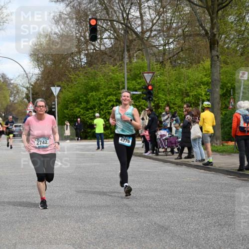 12.04.2026 - 45. Internationalen Wilhelmsburger Insellauf J. Mangold http://msf.ph/oto/9514497 12.04.2026 13:11:57 Ziel 3055, 4664, 2396, 3079, 3138, 5402, 2136, 4683, 5640, 4480, 4987, 2445, 4930, 2024, 4328, 4276, 5031, 4532, 2742, 5437, 4847, 4846, 4850, 4550, 3914, 3914, 2545, 3352, 3348, 5750, 5855, 2280 meine-sportfotos.de
