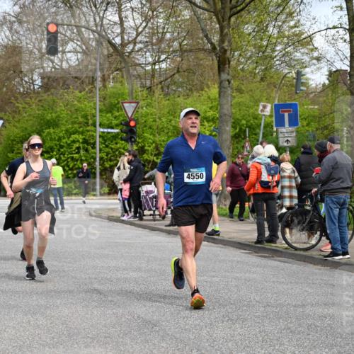12.04.2026 - 45. Internationalen Wilhelmsburger Insellauf J. Mangold http://msf.ph/oto/9514524 12.04.2026 13:12:05 Ziel 4683, 5640, 4480, 4987, 2445, 4930, 2024, 4328, 4276, 5031, 4532, 2742, 5437, 4847, 4846, 4850, 4850, 4550, 3914, 2545, 3352, 3348, 5750, 5855, 2280, 3441, 5674, 4841, 2275 meine-sportfotos.de