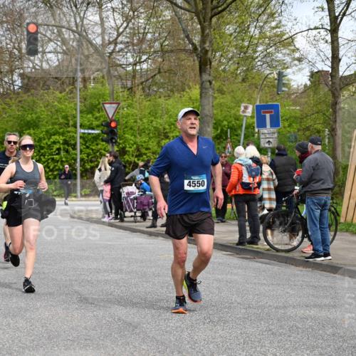 12.04.2026 - 45. Internationalen Wilhelmsburger Insellauf J. Mangold http://msf.ph/oto/9514526 12.04.2026 13:12:05 Ziel 4683, 5640, 4480, 4987, 2445, 4930, 2024, 4328, 4276, 5031, 4532, 2742, 5437, 4847, 4846, 4850, 4850, 4550, 3914, 2545, 3352, 3348, 5750, 5855, 2280, 3441, 5674, 4841, 2275 meine-sportfotos.de