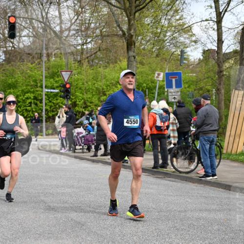 12.04.2026 - 45. Internationalen Wilhelmsburger Insellauf J. Mangold http://msf.ph/oto/9514527 12.04.2026 13:12:05 Ziel 4683, 5640, 4480, 4987, 2445, 4930, 2024, 4328, 4276, 5031, 4532, 2742, 5437, 4847, 4846, 4850, 4850, 4550, 3914, 2545, 3352, 3348, 5750, 5855, 2280, 3441, 5674, 4841, 2275 meine-sportfotos.de