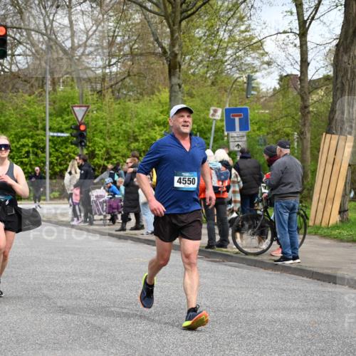 12.04.2026 - 45. Internationalen Wilhelmsburger Insellauf J. Mangold http://msf.ph/oto/9514528 12.04.2026 13:12:05 Ziel 4683, 5640, 4480, 4987, 2445, 4930, 2024, 4328, 4276, 5031, 4532, 2742, 5437, 4847, 4846, 4850, 4850, 4550, 3914, 2545, 3352, 3348, 5750, 5855, 2280, 3441, 5674, 4841, 2275 meine-sportfotos.de