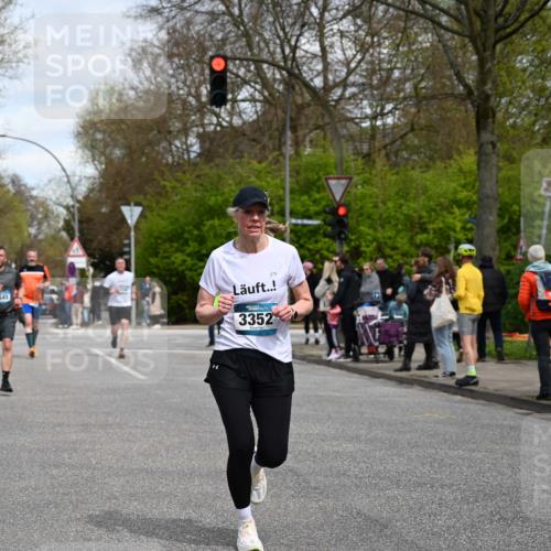 12.04.2026 - 45. Internationalen Wilhelmsburger Insellauf J. Mangold http://msf.ph/oto/9514576 12.04.2026 13:12:12 Ziel 2024, 4328, 4276, 5031, 4532, 2742, 5437, 4847, 4846, 4850, 4550, 3914, 2545, 3352, 3348, 5750, 5855, 2280, 3441, 5674, 4841, 2275, 4671, 4627, 4628, 3638, 4385 meine-sportfotos.de