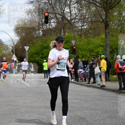 12.04.2026 - 45. Internationalen Wilhelmsburger Insellauf J. Mangold http://msf.ph/oto/9514578 12.04.2026 13:12:12 Ziel 2024, 4328, 4276, 5031, 4532, 2742, 5437, 4847, 4846, 4850, 4550, 3914, 2545, 3352, 3348, 5750, 5855, 2280, 3441, 5674, 4841, 2275, 4671, 4627, 4628, 3638, 4385 meine-sportfotos.de