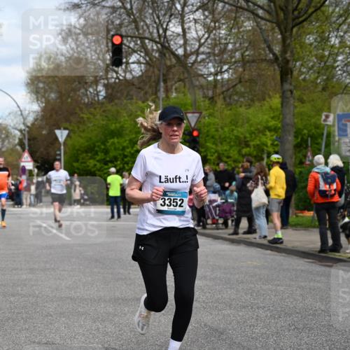 12.04.2026 - 45. Internationalen Wilhelmsburger Insellauf J. Mangold http://msf.ph/oto/9514580 12.04.2026 13:12:12 Ziel 2024, 4328, 4276, 5031, 4532, 2742, 5437, 4847, 4846, 4850, 4550, 3914, 2545, 3352, 3348, 5750, 5855, 2280, 3441, 5674, 4841, 2275, 4671, 4627, 4628, 3638, 4385 meine-sportfotos.de