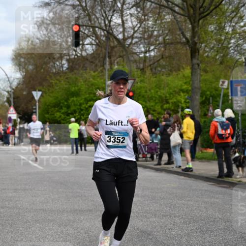 12.04.2026 - 45. Internationalen Wilhelmsburger Insellauf J. Mangold http://msf.ph/oto/9514581 12.04.2026 13:12:12 Ziel 2024, 4328, 4276, 5031, 4532, 2742, 5437, 4847, 4846, 4850, 4550, 3914, 2545, 3352, 3348, 5750, 5855, 2280, 3441, 5674, 4841, 2275, 4671, 4627, 4628, 3638, 4385 meine-sportfotos.de
