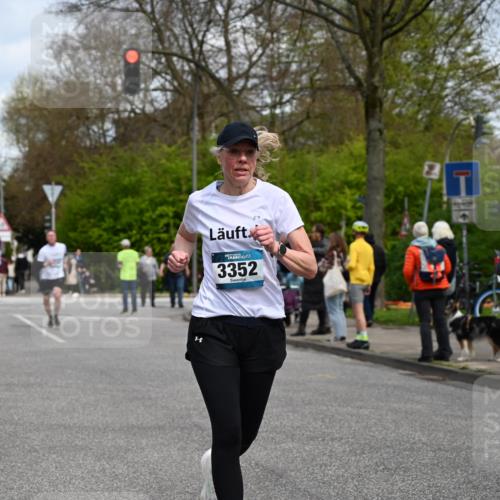 12.04.2026 - 45. Internationalen Wilhelmsburger Insellauf J. Mangold http://msf.ph/oto/9514583 12.04.2026 13:12:12 Ziel 2024, 4328, 4276, 5031, 4532, 2742, 5437, 4847, 4846, 4850, 4550, 3914, 2545, 3352, 3348, 5750, 5855, 2280, 3441, 5674, 4841, 2275, 4671, 4627, 4628, 3638, 4385 meine-sportfotos.de