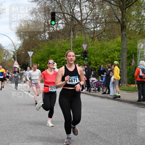 12.04.2026 - 45. Internationalen Wilhelmsburger Insellauf J. Mangold http://msf.ph/oto/9514693 12.04.2026 13:12:32 Ziel 4550, 3914, 2545, 3352, 3348, 5750, 5855, 2280, 3441, 5674, 4841, 2275, 4671, 4627, 4628, 3638, 3638, 4385, 2274, 4919, 4720, 4721, 2998, 2998, 4693, 3519, 4970, 3686, 4643, 2877, 5265, 5266, 4648, 2026, 5457, 4320, 4249, 3033, 2470, 4364 meine-sportfotos.de