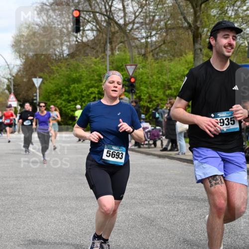 12.04.2026 - 45. Internationalen Wilhelmsburger Insellauf J. Mangold http://msf.ph/oto/9514887 12.04.2026 13:12:57 Ziel 3638, 4385, 2274, 4919, 4720, 4721, 2998, 4693, 3519, 4970, 3686, 4643, 2877, 5265, 5266, 4648, 2026, 5457, 4320, 4249, 3033, 2470, 4364, 3942, 5221, 3942, 5221, 3540, 3933, 3935, 3805, 5158, 5157, 2462, 4533, 5693, 5637, 2080, 5819, 2064, 4923, 4281, 3984, 3810 meine-sportfotos.de