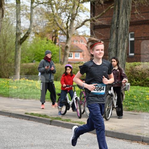12.04.2026 - 45. Internationalen Wilhelmsburger Insellauf J. Mangold http://msf.ph/oto/9515062 12.04.2026 13:13:25 Ziel 3935, 3805, 5158, 5157, 2462, 4533, 5693, 5637, 2080, 5819, 2064, 4923, 4281, 3984, 3810, 3268, 2062, 4783, 4783, 4178, 5340, 2999, 5498, 4465, 5350, 5790 meine-sportfotos.de
