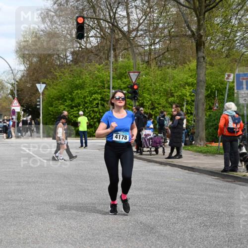 12.04.2026 - 45. Internationalen Wilhelmsburger Insellauf J. Mangold http://msf.ph/oto/9515066 12.04.2026 13:13:26 Ziel 3805, 5158, 5157, 2462, 4533, 5693, 5637, 2080, 5819, 2064, 4923, 4281, 3984, 3810, 3268, 2062, 4783, 4178, 5340, 2999, 2999, 5498, 4465, 5350, 5790 meine-sportfotos.de