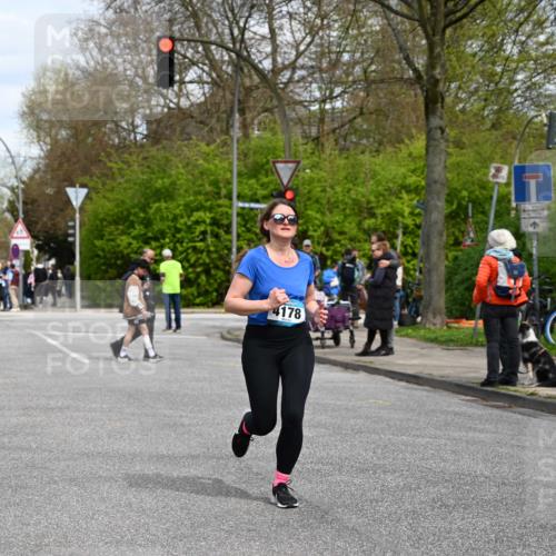 12.04.2026 - 45. Internationalen Wilhelmsburger Insellauf J. Mangold http://msf.ph/oto/9515069 12.04.2026 13:13:27 Ziel 5158, 5157, 2462, 4533, 5693, 5637, 2080, 5819, 2064, 4923, 4281, 3984, 3810, 3268, 2062, 4783, 4178, 5340, 2999, 5498, 4465, 5350, 5790 meine-sportfotos.de