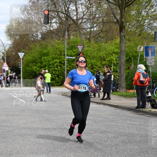 12.04.2026 - 45. Internationalen Wilhelmsburger Insellauf J. Mangold http://msf.ph/oto/9515070 12.04.2026 13:13:27 Ziel 5158, 5157, 2462, 4533, 5693, 5637, 2080, 5819, 2064, 4923, 4281, 3984, 3810, 3268, 2062, 4783, 4178, 5340, 2999, 5498, 4465, 5350, 5790 meine-sportfotos.de