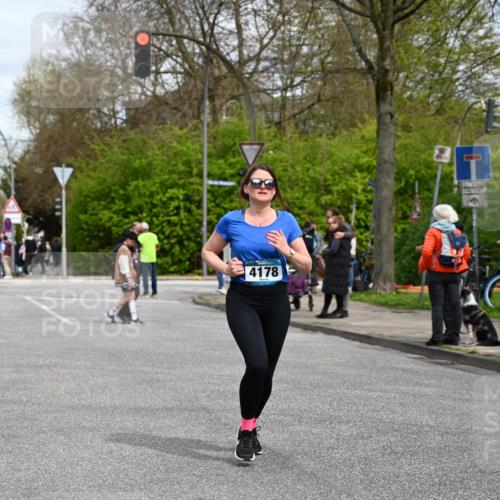 12.04.2026 - 45. Internationalen Wilhelmsburger Insellauf J. Mangold http://msf.ph/oto/9515071 12.04.2026 13:13:27 Ziel 5158, 5157, 2462, 4533, 5693, 5637, 2080, 5819, 2064, 4923, 4281, 3984, 3810, 3268, 2062, 4783, 4178, 5340, 2999, 5498, 4465, 5350, 5790 meine-sportfotos.de