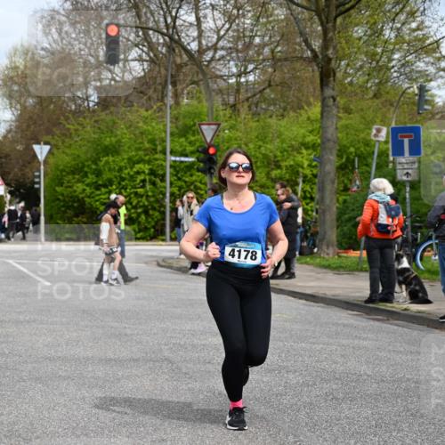 12.04.2026 - 45. Internationalen Wilhelmsburger Insellauf J. Mangold http://msf.ph/oto/9515074 12.04.2026 13:13:27 Ziel 5158, 5157, 2462, 4533, 5693, 5637, 2080, 5819, 2064, 4923, 4281, 3984, 3810, 3268, 2062, 4783, 4178, 5340, 2999, 5498, 4465, 5350, 5790 meine-sportfotos.de