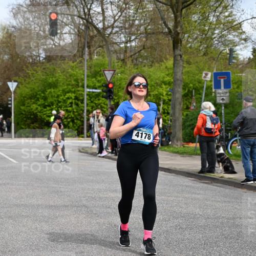 12.04.2026 - 45. Internationalen Wilhelmsburger Insellauf J. Mangold http://msf.ph/oto/9515076 12.04.2026 13:13:27 Ziel 5158, 5157, 2462, 4533, 5693, 5637, 2080, 5819, 2064, 4923, 4281, 3984, 3810, 3268, 2062, 4783, 4178, 5340, 2999, 5498, 4465, 5350, 5790 meine-sportfotos.de