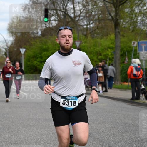 12.04.2026 - 45. Internationalen Wilhelmsburger Insellauf J. Mangold http://msf.ph/oto/9515085 12.04.2026 13:14:04 Ziel 5498, 4465, 5350, 5790, 4716, 5318, 5418, 5481, 5418, 5481, 4228, 4573, 3360, 3443, 3469, 2107, 4421, 5242, 3425, 5142, 4852, 2430, 5813, 4747 meine-sportfotos.de