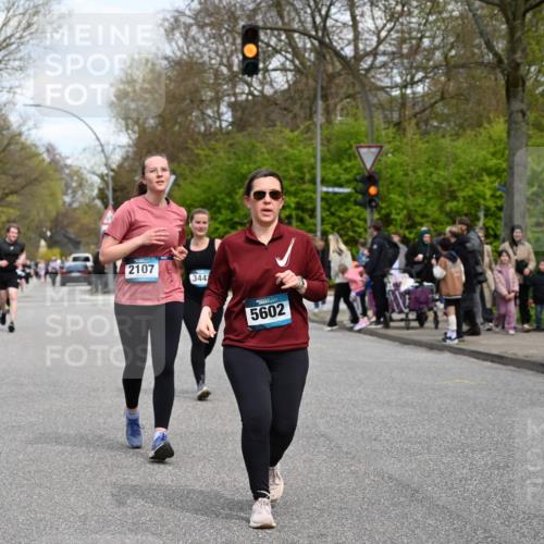 12.04.2026 - 45. Internationalen Wilhelmsburger Insellauf J. Mangold http://msf.ph/oto/9515104 12.04.2026 13:14:08 Ziel 5790, 4716, 5318, 5418, 5481, 4228, 4573, 3360, 3443, 3469, 2107, 4421, 5242, 3425, 4421, 5242, 3425, 5142, 4852, 2430, 5813, 4747, 3773, 5602, 4960 meine-sportfotos.de