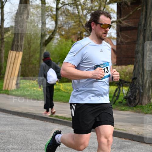 12.04.2026 - 45. Internationalen Wilhelmsburger Insellauf J. Mangold http://msf.ph/oto/9515217 12.04.2026 13:14:31 Ziel 4228, 4573, 3360, 3443, 3469, 2107, 4421, 5242, 3425, 5142, 4852, 2430, 5813, 4747, 3773, 5602, 4960, 4960, 4418, 5156, 4111, 3306, 3328, 2772, 5348, 4837, 4838, 4669, 4669, 2110, 4695, 2815, 2785, 2043, 2118 meine-sportfotos.de