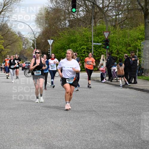 12.04.2026 - 45. Internationalen Wilhelmsburger Insellauf J. Mangold http://msf.ph/oto/9515321 12.04.2026 13:14:49 Ziel 2430, 5813, 4747, 3773, 5602, 4960, 4418, 5156, 4111, 3306, 3328, 2772, 5348, 4837, 4838, 4669, 2110, 4695, 2815, 2785, 2043, 2118, 5755, 5029, 4662, 4663, 4559, 3308, 3881, 3882, 3767, 3765, 4366, 4227 meine-sportfotos.de