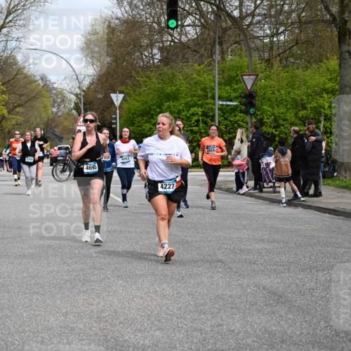 12.04.2026 - 45. Internationalen Wilhelmsburger Insellauf J. Mangold http://msf.ph/oto/9515322 12.04.2026 13:14:49 Ziel 2430, 5813, 4747, 3773, 5602, 4960, 4418, 5156, 4111, 3306, 3328, 2772, 5348, 4837, 4838, 4669, 2110, 4695, 2815, 2785, 2043, 2118, 5755, 5029, 4662, 4663, 4559, 3308, 3881, 3882, 3767, 3765, 4366, 4227 meine-sportfotos.de