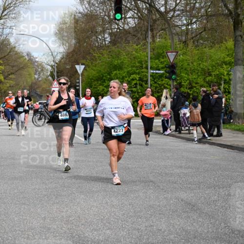12.04.2026 - 45. Internationalen Wilhelmsburger Insellauf J. Mangold http://msf.ph/oto/9515323 12.04.2026 13:14:49 Ziel 2430, 5813, 4747, 3773, 5602, 4960, 4418, 5156, 4111, 3306, 3328, 2772, 5348, 4837, 4838, 4669, 2110, 4695, 2815, 2785, 2043, 2118, 5755, 5029, 4662, 4663, 4559, 3308, 3881, 3882, 3767, 3765, 4366, 4227 meine-sportfotos.de