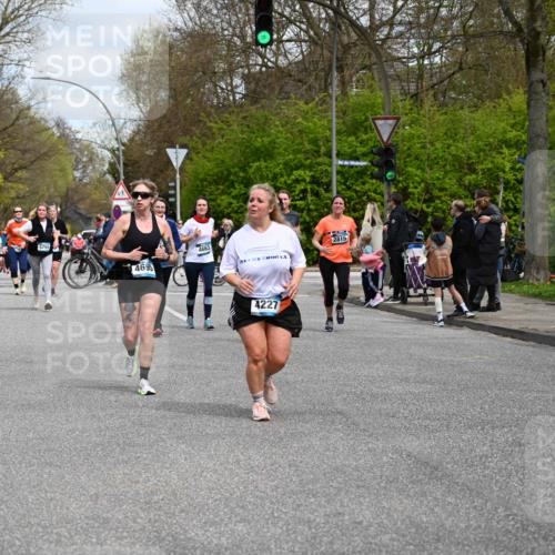 12.04.2026 - 45. Internationalen Wilhelmsburger Insellauf J. Mangold http://msf.ph/oto/9515324 12.04.2026 13:14:49 Ziel 2430, 5813, 4747, 3773, 5602, 4960, 4418, 5156, 4111, 3306, 3328, 2772, 5348, 4837, 4838, 4669, 2110, 4695, 2815, 2785, 2043, 2118, 5755, 5029, 4662, 4663, 4559, 3308, 3881, 3882, 3767, 3765, 4366, 4227 meine-sportfotos.de