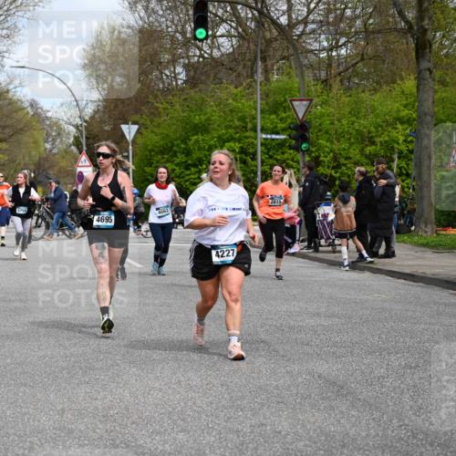 12.04.2026 - 45. Internationalen Wilhelmsburger Insellauf J. Mangold http://msf.ph/oto/9515327 12.04.2026 13:14:49 Ziel 2430, 5813, 4747, 3773, 5602, 4960, 4418, 5156, 4111, 3306, 3328, 2772, 5348, 4837, 4838, 4669, 2110, 4695, 2815, 2785, 2043, 2118, 5755, 5029, 4662, 4663, 4559, 3308, 3881, 3882, 3767, 3765, 4366, 4227 meine-sportfotos.de