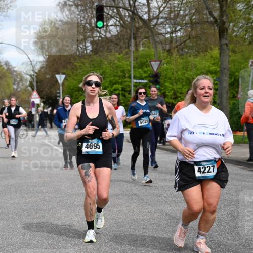 12.04.2026 - 45. Internationalen Wilhelmsburger Insellauf J. Mangold http://msf.ph/oto/9515340 12.04.2026 13:14:51 Ziel 5813, 4747, 3773, 5602, 4960, 4418, 5156, 4111, 3306, 3328, 2772, 5348, 4837, 4838, 4669, 2110, 4695, 2815, 2785, 2043, 2118, 5755, 5029, 4662, 4663, 4559, 3308, 3881, 3882, 3767, 3765, 4366, 4227, 3232 meine-sportfotos.de