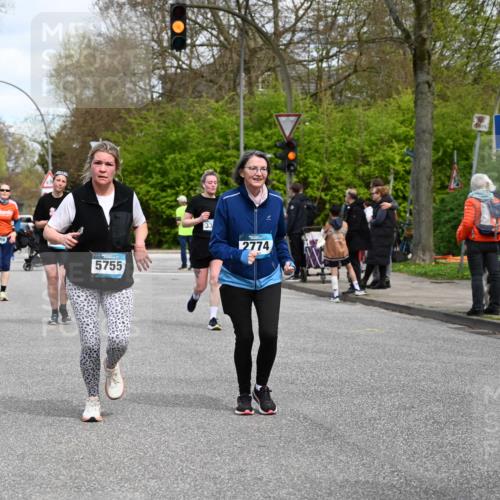 12.04.2026 - 45. Internationalen Wilhelmsburger Insellauf J. Mangold http://msf.ph/oto/9515372 12.04.2026 13:14:55 Ziel 3773, 5602, 4960, 4418, 5156, 4111, 3306, 3328, 2772, 5348, 4837, 4838, 4669, 2110, 4695, 2815, 2785, 2043, 2118, 5755, 5029, 4662, 4663, 4559, 3308, 3881, 3882, 3767, 3765, 3882, 3767, 3765, 4366, 4227, 3232, 2774, 5725 meine-sportfotos.de