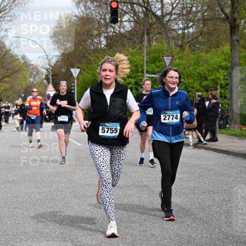 12.04.2026 - 45. Internationalen Wilhelmsburger Insellauf J. Mangold http://msf.ph/oto/9515379 12.04.2026 13:14:55 Ziel 3773, 5602, 4960, 4418, 5156, 4111, 3306, 3328, 2772, 5348, 4837, 4838, 4669, 2110, 4695, 2815, 2785, 2043, 2118, 5755, 5029, 4662, 4663, 4559, 3308, 3881, 3882, 3767, 3765, 3882, 3767, 3765, 4366, 4227, 3232, 2774, 5725 meine-sportfotos.de