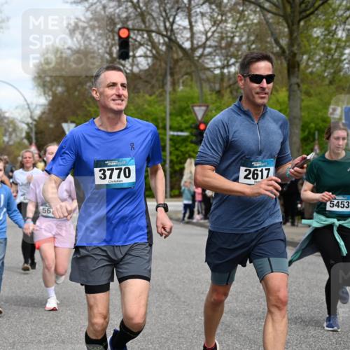 12.04.2026 - 45. Internationalen Wilhelmsburger Insellauf J. Mangold http://msf.ph/oto/9515506 12.04.2026 13:15:20 Ziel 5755, 5029, 4662, 4663, 4559, 3308, 3881, 3882, 3767, 3765, 4366, 4227, 3232, 2774, 5725, 3770, 2617, 3770, 2617, 5453, 4942, 4964, 5675, 4616, 4880, 2832, 3803, 3801, 3250, 5008, 2853, 3280, 3244, 5292, 4861, 2032, 4731, 2884, 3850, 4053, 5686, 4814, 4491 meine-sportfotos.de