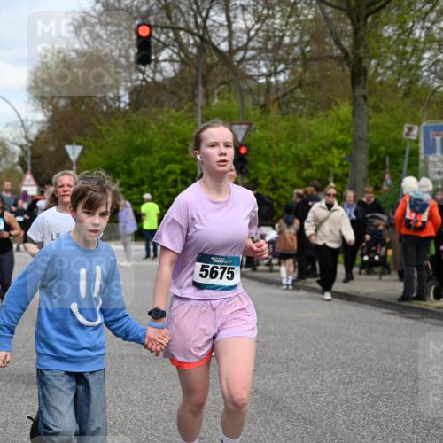 12.04.2026 - 45. Internationalen Wilhelmsburger Insellauf J. Mangold http://msf.ph/oto/9515514 12.04.2026 13:15:22 Ziel 4662, 4663, 4559, 3308, 3881, 3882, 3767, 3765, 4366, 4227, 3232, 2774, 5725, 3770, 2617, 5453, 4942, 4964, 5675, 4616, 4880, 2832, 3803, 3801, 3250, 5008, 5008, 2853, 3280, 3244, 5292, 4861, 2032, 4731, 2884, 3850, 4053, 5686, 4814, 4491 meine-sportfotos.de