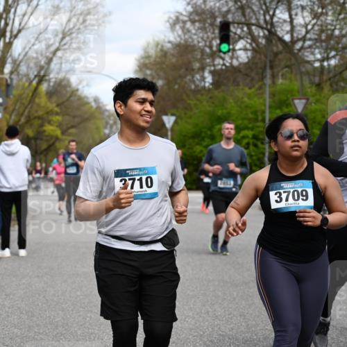 12.04.2026 - 45. Internationalen Wilhelmsburger Insellauf J. Mangold http://msf.ph/oto/9515565 12.04.2026 13:15:27 Ziel 4559, 3308, 3881, 3882, 3767, 3765, 4366, 4227, 3232, 2774, 5725, 3770, 2617, 5453, 4942, 4964, 5675, 4616, 4880, 2832, 3803, 3801, 3250, 5008, 2853, 3280, 3244, 5292, 4861, 2032, 4731, 2884, 3850, 4053, 4053, 5686, 4814, 4491, 2681, 5839, 5582, 5666, 3993, 5517 meine-sportfotos.de