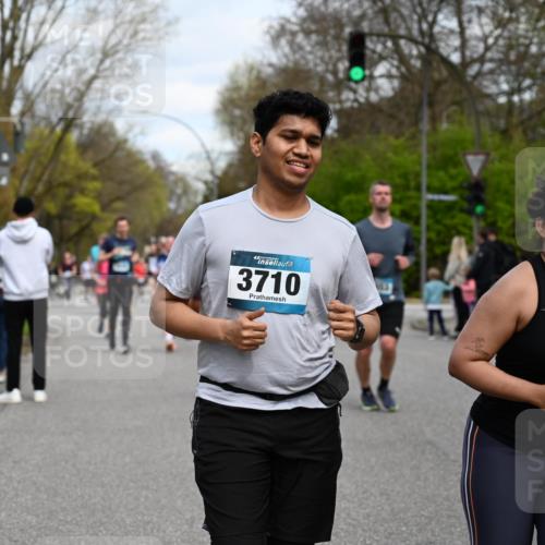 12.04.2026 - 45. Internationalen Wilhelmsburger Insellauf J. Mangold http://msf.ph/oto/9515570 12.04.2026 13:15:28 Ziel 3881, 3882, 3767, 3765, 4366, 4227, 3232, 2774, 5725, 3770, 2617, 5453, 4942, 4964, 5675, 4616, 4880, 4616, 4880, 2832, 3803, 3801, 3250, 5008, 2853, 3280, 3244, 5292, 4861, 2032, 4731, 2884, 3850, 4053, 5686, 5686, 4814, 4491, 2681, 5839, 5582, 5666, 3993, 5517 meine-sportfotos.de