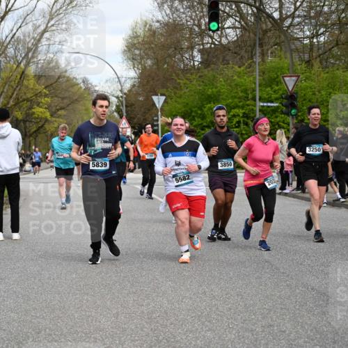 12.04.2026 - 45. Internationalen Wilhelmsburger Insellauf J. Mangold http://msf.ph/oto/9515586 12.04.2026 13:15:32 Ziel 3882, 3767, 3765, 4366, 4227, 3232, 2774, 5725, 3770, 2617, 5453, 4942, 4964, 5675, 4616, 4880, 2832, 3803, 3801, 3250, 5008, 2853, 3280, 3244, 5292, 4861, 2032, 4731, 2884, 3850, 4053, 5686, 4814, 4491, 2681, 5839, 5582, 5666, 3993, 5517, 3710, 3709 meine-sportfotos.de