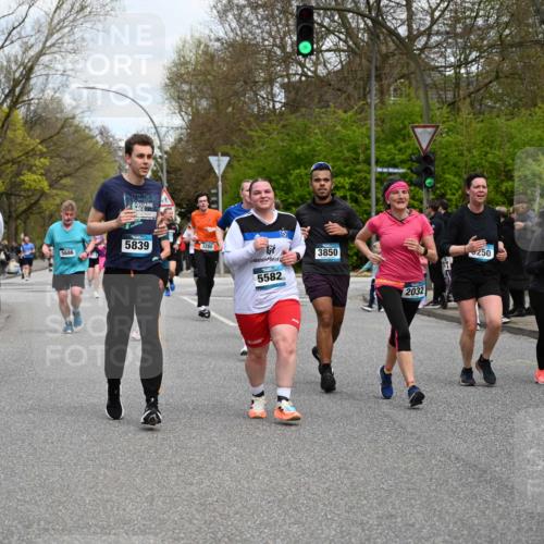 12.04.2026 - 45. Internationalen Wilhelmsburger Insellauf J. Mangold http://msf.ph/oto/9515588 12.04.2026 13:15:32 Ziel 3882, 3767, 3765, 4366, 4227, 3232, 2774, 5725, 3770, 2617, 5453, 4942, 4964, 5675, 4616, 4880, 2832, 3803, 3801, 3250, 5008, 2853, 3280, 3244, 5292, 4861, 2032, 4731, 2884, 3850, 4053, 5686, 4814, 4491, 2681, 5839, 5582, 5666, 3993, 5517, 3710, 3709 meine-sportfotos.de