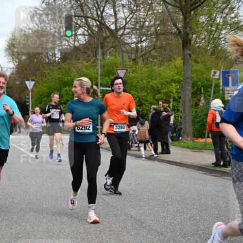 12.04.2026 - 45. Internationalen Wilhelmsburger Insellauf J. Mangold http://msf.ph/oto/9515621 12.04.2026 13:15:37 Ziel 4227, 3232, 2774, 5725, 3770, 2617, 5453, 4942, 4964, 5675, 4616, 4880, 2832, 3803, 3801, 3250, 5008, 2853, 3280, 3244, 5292, 4861, 2032, 2032, 4731, 2884, 3850, 4053, 5686, 4814, 4491, 2681, 5839, 5582, 5666, 5666, 3993, 5517, 3710, 3709, 4132 meine-sportfotos.de