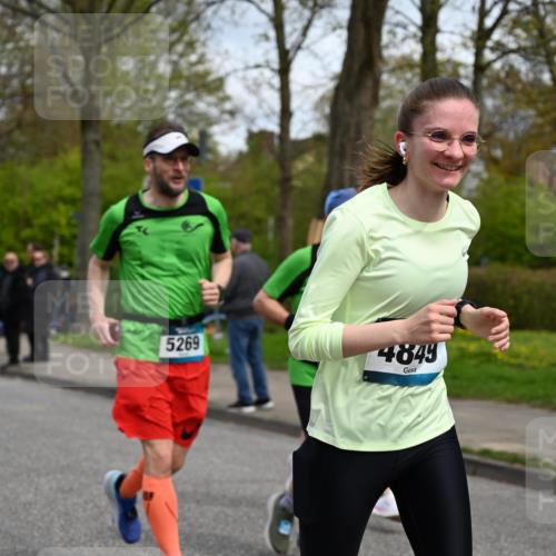 12.04.2026 - 45. Internationalen Wilhelmsburger Insellauf J. Mangold http://msf.ph/oto/9515724 12.04.2026 13:16:11 Ziel 2681, 5839, 5582, 5666, 3993, 5517, 3710, 3709, 4132, 2849, 4808, 5261, 3220, 4502, 3897, 3245, 4849, 3195, 5275, 5269, 4820, 4926, 3656, 4312, 5404, 3704, 3846, 2316 meine-sportfotos.de