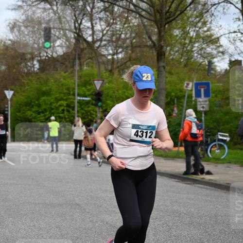 12.04.2026 - 45. Internationalen Wilhelmsburger Insellauf J. Mangold http://msf.ph/oto/9515751 12.04.2026 13:16:22 Ziel 4132, 2849, 4808, 5261, 3220, 4502, 3897, 3245, 4849, 3195, 5275, 5269, 4820, 4926, 3656, 4312, 5404, 3704, 3846, 2316, 2316, 5487, 3040, 4752 meine-sportfotos.de