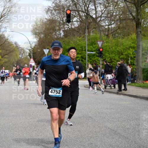 12.04.2026 - 45. Internationalen Wilhelmsburger Insellauf J. Mangold http://msf.ph/oto/9515812 12.04.2026 13:16:33 Ziel 3897, 3245, 4849, 3195, 5275, 5269, 4820, 4926, 3656, 4312, 5404, 3704, 3846, 2316, 5487, 3040, 4752, 4752, 3886, 3097, 2942, 3575, 2670, 3061 meine-sportfotos.de