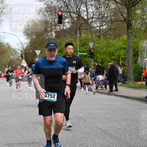 12.04.2026 - 45. Internationalen Wilhelmsburger Insellauf J. Mangold http://msf.ph/oto/9515814 12.04.2026 13:16:33 Ziel 3897, 3245, 4849, 3195, 5275, 5269, 4820, 4926, 3656, 4312, 5404, 3704, 3846, 2316, 5487, 3040, 4752, 4752, 3886, 3097, 2942, 3575, 2670, 3061 meine-sportfotos.de