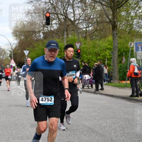 12.04.2026 - 45. Internationalen Wilhelmsburger Insellauf J. Mangold http://msf.ph/oto/9515817 12.04.2026 13:16:34 Ziel 3245, 4849, 3195, 5275, 5269, 4820, 4926, 3656, 4312, 5404, 3704, 3846, 2316, 2316, 5487, 3040, 4752, 3886, 3097, 2942, 3575, 2670, 3061 meine-sportfotos.de