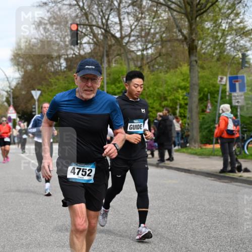 12.04.2026 - 45. Internationalen Wilhelmsburger Insellauf J. Mangold http://msf.ph/oto/9515819 12.04.2026 13:16:34 Ziel 3245, 4849, 3195, 5275, 5269, 4820, 4926, 3656, 4312, 5404, 3704, 3846, 2316, 2316, 5487, 3040, 4752, 3886, 3097, 2942, 3575, 2670, 3061 meine-sportfotos.de