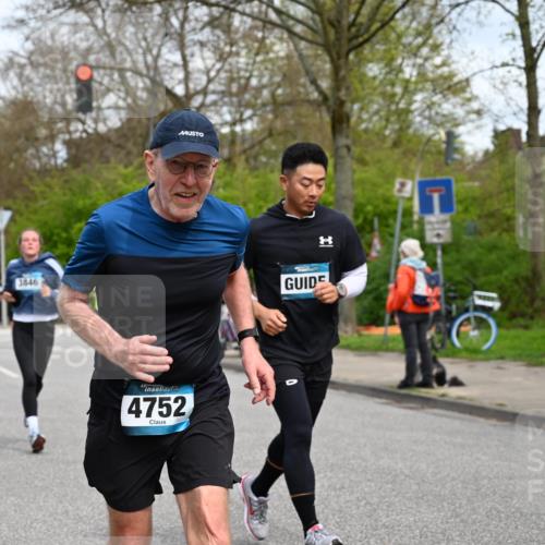 12.04.2026 - 45. Internationalen Wilhelmsburger Insellauf J. Mangold http://msf.ph/oto/9515823 12.04.2026 13:16:34 Ziel 3245, 4849, 3195, 5275, 5269, 4820, 4926, 3656, 4312, 5404, 3704, 3846, 2316, 2316, 5487, 3040, 4752, 3886, 3097, 2942, 3575, 2670, 3061 meine-sportfotos.de