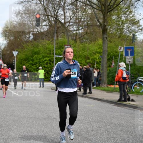12.04.2026 - 45. Internationalen Wilhelmsburger Insellauf J. Mangold http://msf.ph/oto/9515828 12.04.2026 13:16:36 Ziel 3195, 5275, 5269, 4820, 4926, 3656, 4312, 5404, 3704, 3846, 2316, 5487, 3040, 4752, 3886, 3097, 2942, 3097, 2942, 3575, 2670, 3061, 3281, 4315 meine-sportfotos.de