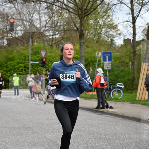 12.04.2026 - 45. Internationalen Wilhelmsburger Insellauf J. Mangold http://msf.ph/oto/9515833 12.04.2026 13:16:36 Ziel 3195, 5275, 5269, 4820, 4926, 3656, 4312, 5404, 3704, 3846, 2316, 5487, 3040, 4752, 3886, 3097, 2942, 3097, 2942, 3575, 2670, 3061, 3281, 4315 meine-sportfotos.de