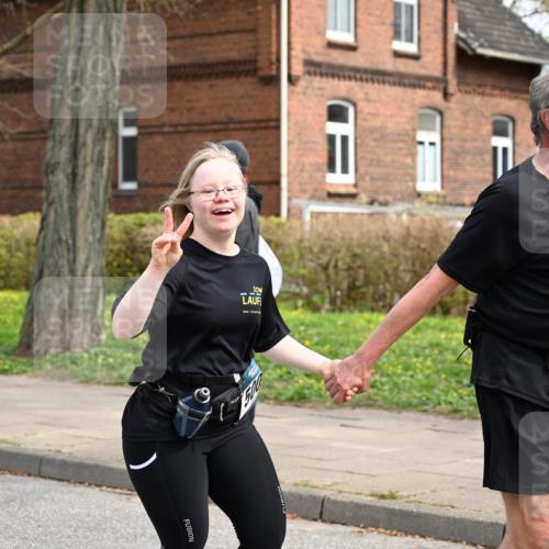 12.04.2026 - 45. Internationalen Wilhelmsburger Insellauf J. Mangold http://msf.ph/oto/9515908 12.04.2026 13:16:49 Ziel 5404, 3704, 3846, 2316, 5487, 3040, 4752, 3886, 3097, 2942, 3575, 2670, 3061, 3281, 4315, 4867, 4867, 4868, 4130, 4129, 2609, 2610, 2571, 5001, 5532, 4392, 4642, 4957, 3900 meine-sportfotos.de