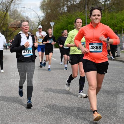 12.04.2026 - 45. Internationalen Wilhelmsburger Insellauf J. Mangold http://msf.ph/oto/9515953 12.04.2026 13:17:01 Ziel 5487, 3040, 4752, 3886, 3097, 2942, 3575, 2670, 3061, 3281, 4315, 4867, 4867, 4868, 4130, 4129, 2609, 2610, 2571, 5001, 5532, 4392, 4642, 4957, 3900, 3900, 5759, 2030, 3199, 3453, 3455, 4194, 5717, 4804 meine-sportfotos.de