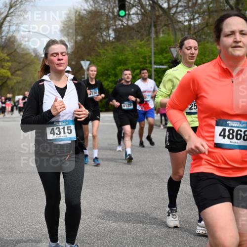 12.04.2026 - 45. Internationalen Wilhelmsburger Insellauf J. Mangold http://msf.ph/oto/9515960 12.04.2026 13:17:02 Ziel 5487, 3040, 4752, 3886, 3097, 2942, 3575, 2670, 3061, 3281, 4315, 4867, 4868, 4868, 4130, 4129, 2609, 2610, 2571, 5001, 5532, 4392, 4642, 4957, 3900, 5759, 2030, 3199, 3453, 3455, 4194, 5717, 4804, 3604 meine-sportfotos.de